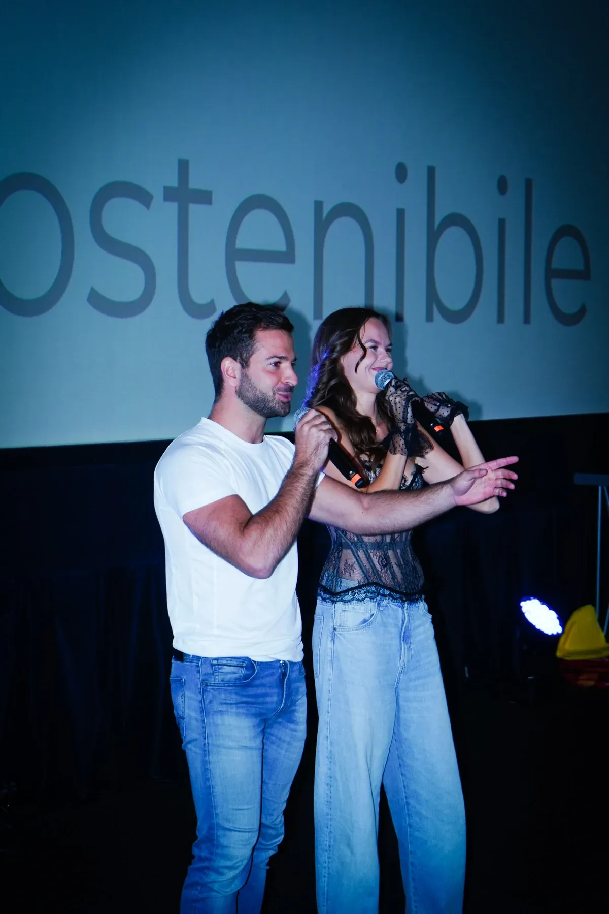 Matteo Sciaudone e Angelina Galiulina sul palco di un evento Corposostenibile